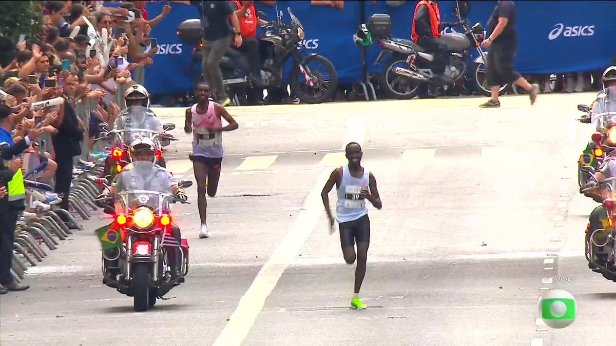 FOI COM EMOÇÃO! 🥵 Muse Gizachew, da Etiópia, ultrapassa Jonathan Kipkoech nos 10 metros finais e é campeão da 100ª edição da São Silvestre! 🇧🇷 Fábio Jesus Correia fica com a 3ª posição e é o melhor brasileiro da prova! #SãoSilvestre100
