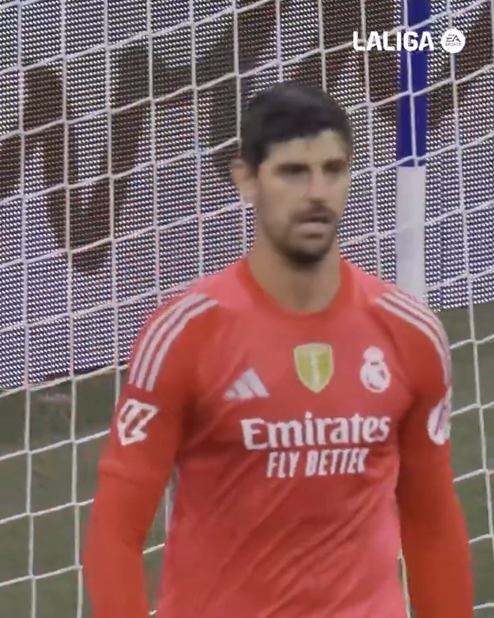 Vosotros no os acordáis, pero hubo un tiempo en que pagar mucho por los porteros estaba vetado. Fue hasta que la Juve rompió la banca por Buffon en 2001, año en que el Barça no afrontó la inversión por Toldo y llegó gratis Bonano.