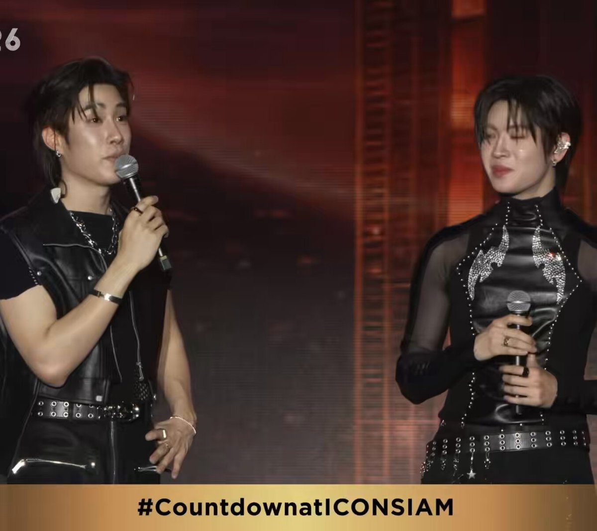 🐶 : ปีที่แล้วเรายังนอนวิดิโอคอลคุยกันอยู่เลย 🐰 : ช่าย กลับบ้านไง ไม่มีงาน 🐶 : ยังคิดอยู่เลยว่าอยากมาที่นี้ 🐰 : ขนลุกไง ได้มาขึ้นแล้วเหมือนความฝันเป็นจริง ขอบคุณผู้ใหญ่ใจดีที่ให้โอกาสน้องๆได้มาร่วมงานใหญ่ๆแบบนี้นะคะ ㅠ.ㅠ TLEFIRSTONE COUNTDOWN ICONSIAM #TLEFIRSTONExICONSIAM