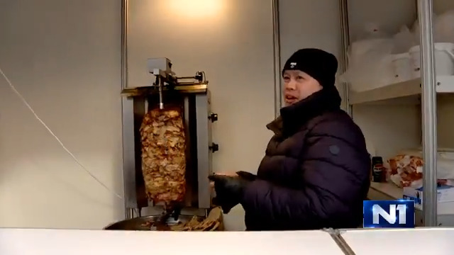 Pitanje je koliko je novogodišnje seoce ispred Skupštine zaista to, a ne stari Ćacilend. Na štandovima su uglavnom stranci koji kažu da ih je angažovao Beograd na vodi, koji ne govore srpski i proizvode nude besplatno. Drugi navode da ne smeju da daju intervjue. Maskirani muškarci u crnim jaknama snimaju ekipu N1, po starom šablonu.