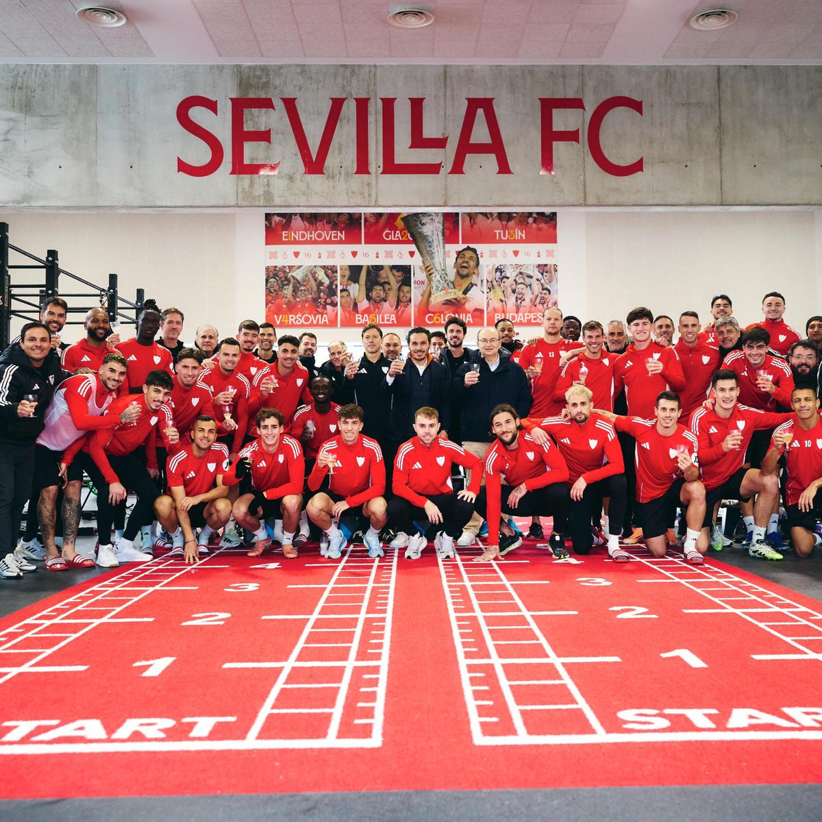 Mensaje de nuestro míster, Matías Jesús Almeyda, de cara a 2026 ⚪🔴 #WeAreSevilla ​| #NuncaTeRindas
