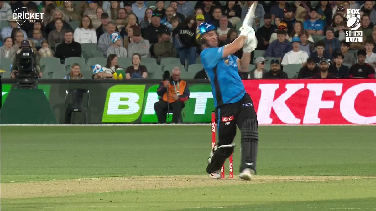Chris Lynn completes 4,000 BBL runs.