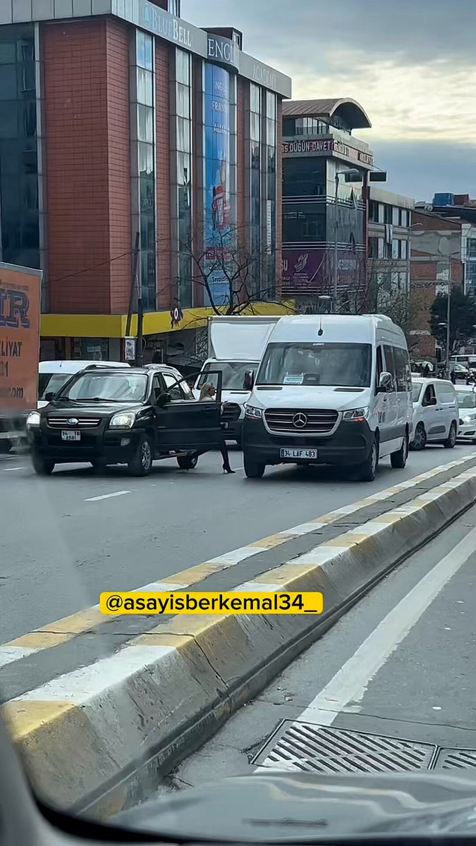 Esenyurt’ta trafikte çıkan tartışmada kadın sürücü, servis aracındaki kişilere saldırmaya çalıştı. Kavgayı araya giren başka bir kadın ayırdı.