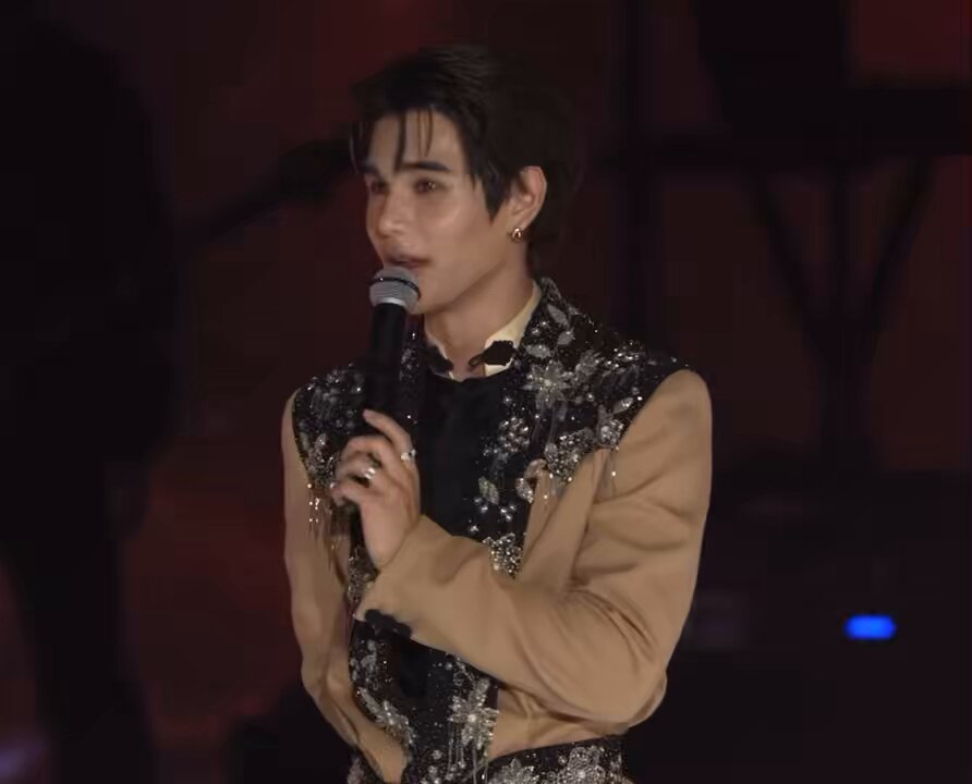 พี่เจฟ : หลังจากผมมีศลป. คนนึง ชอบปัดเศษมากๆ " มาร์คถ้วน " (Mark Tuan) คุณแบมเค้าเล่นกับผมไปแล้วไง นักร้องชายคนไหนที่ไม่ยอมสระผม " เจฟ สระเถอะ " (Jeff Satur) //น้องแบมทำไรพี่เจฟลูก 565665556565555
