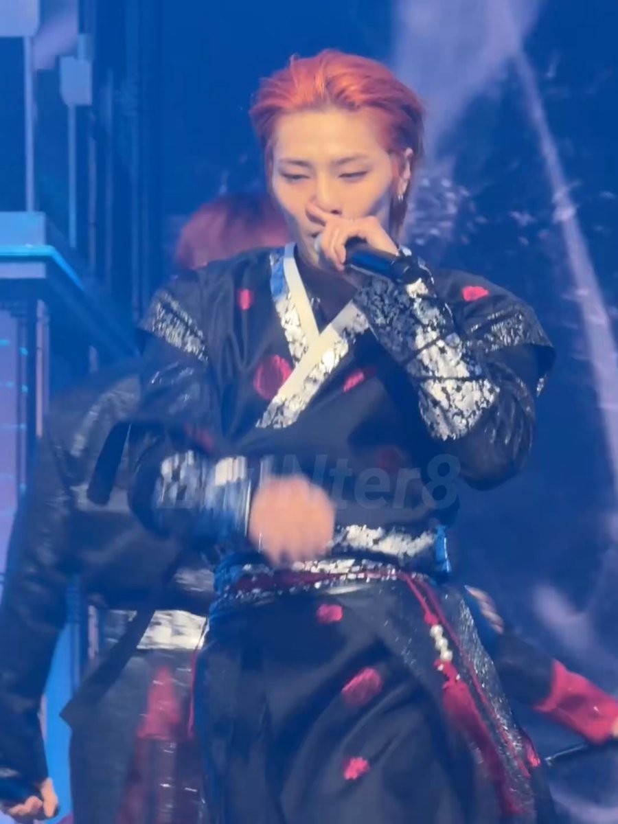 THIS 4K FANCAM OF I.N DURING ‘DIVINE’ IS INSANE?!? THAT SMIRK AND THAT STAGE PRESENCE?!? HE KNOWS HE’S FINE OMFG