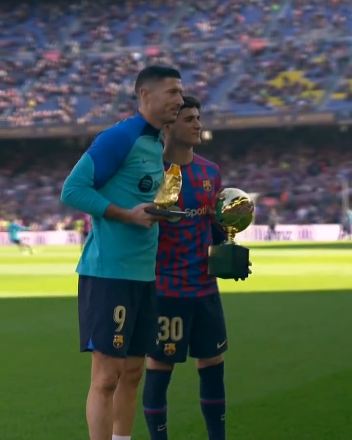 LEWY y GAVI. 👑 Tal día como hoy en 2022, los jugadores del FC Barcelona recibieron la Bota de Oro y el Golden Boy.