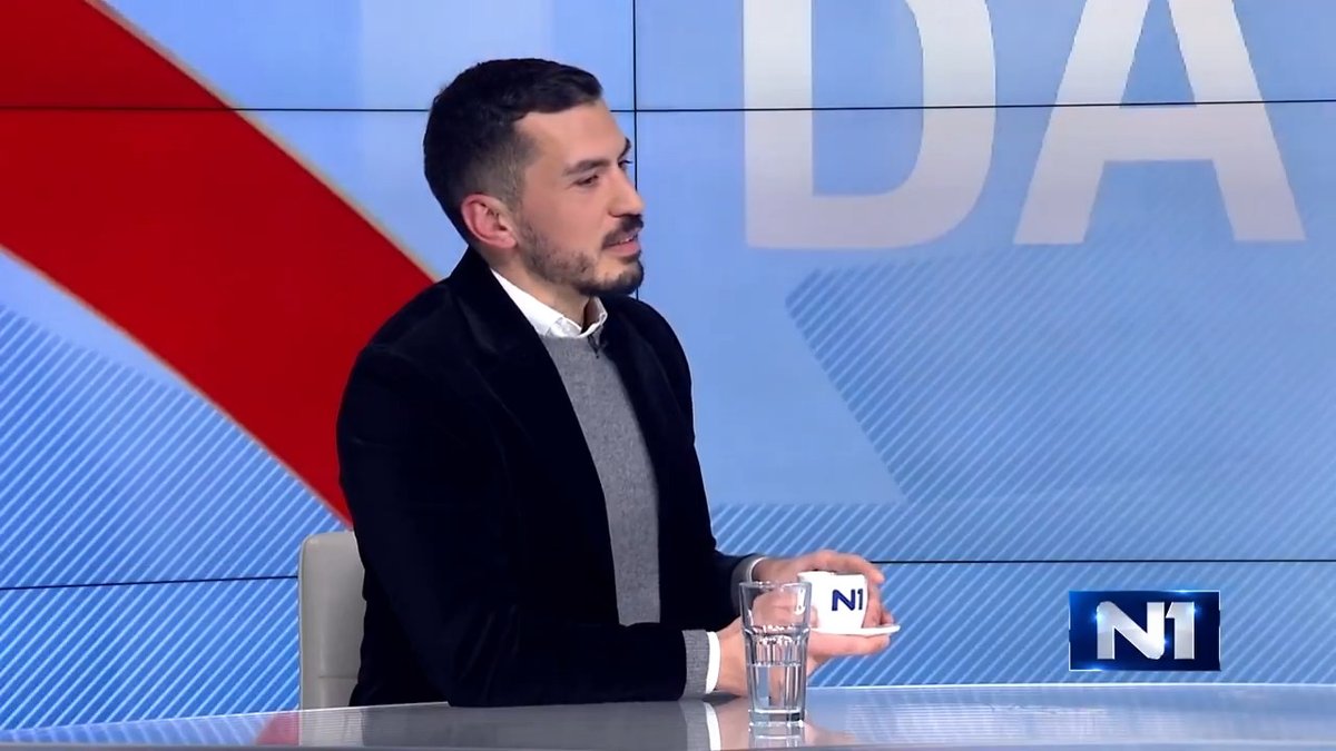 Voditelj @tvnova_s Radovan Seratlić @vatajradovana, gostujući u #DanUživo sa @kuvanikukuruz, poželeo je svim kolegama u 2026. godini manje posla, osim - jednoj koleginici. "Najviše posla želim @Ann_Novakovic ispred Tužilaštva za organizovani kriminal, da tamo bude dosta okrivljenih i dosta posla", rekao je Seratlić, držeći u rukama šoljicu sa znakom N1, koju je dobio na poklon od Maje Dragić.