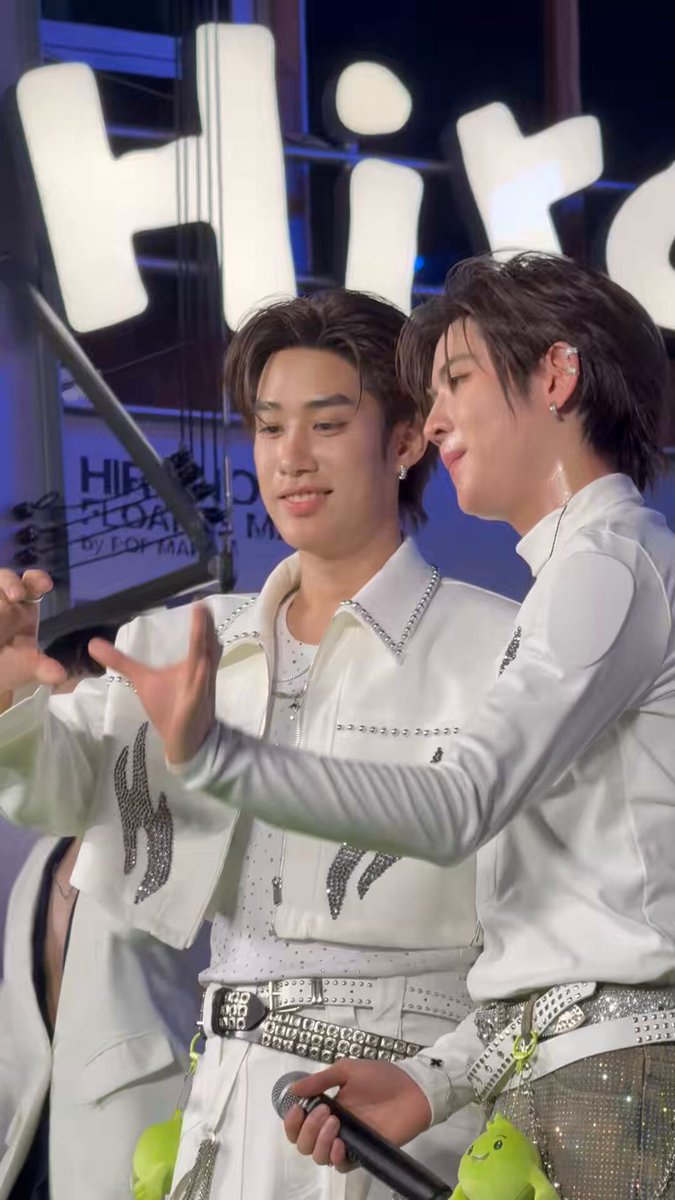 เพลง “ที่รักครับ (Only One)” โดย “เติ้ล” และ “เฟิร์สวัน” ในงาน Siam Square Street Of Dreamz 2026 presented by AIS SIAM 🫶🏻✨ TFO COUNTDOWN AT SIAM #AISSIAMxTleFirstOne #TLE_mtm TLE.MTM #FirstOne FirstOne #DMDMUSIC