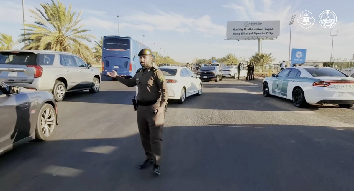 📹 جهود شرطة منطقة تبوك وأفرع الأمن العام خلال إحدى مباريات دوري روشن السعودي بملعب مدينة الملك خالد الرياضية.