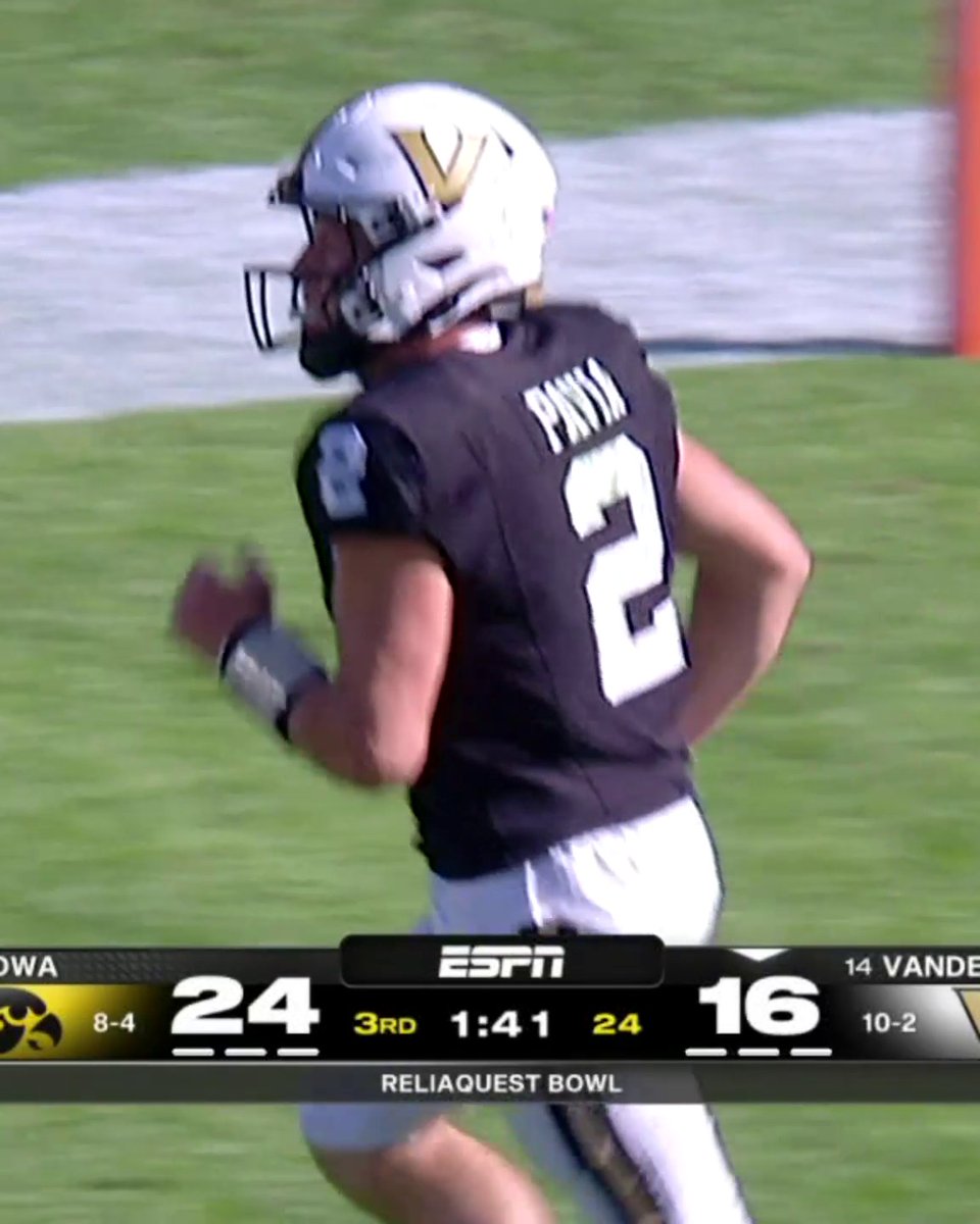 PAVIA AGAIN 😱 We've got a one-score game on ESPN and the ESPN App 🍿👀