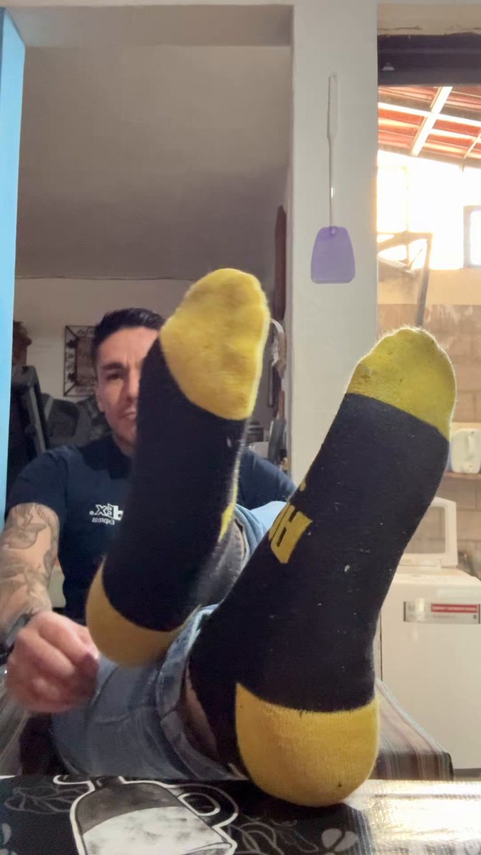 Llegando del jale con las patas bien sudadas jaja 😛🥴👣