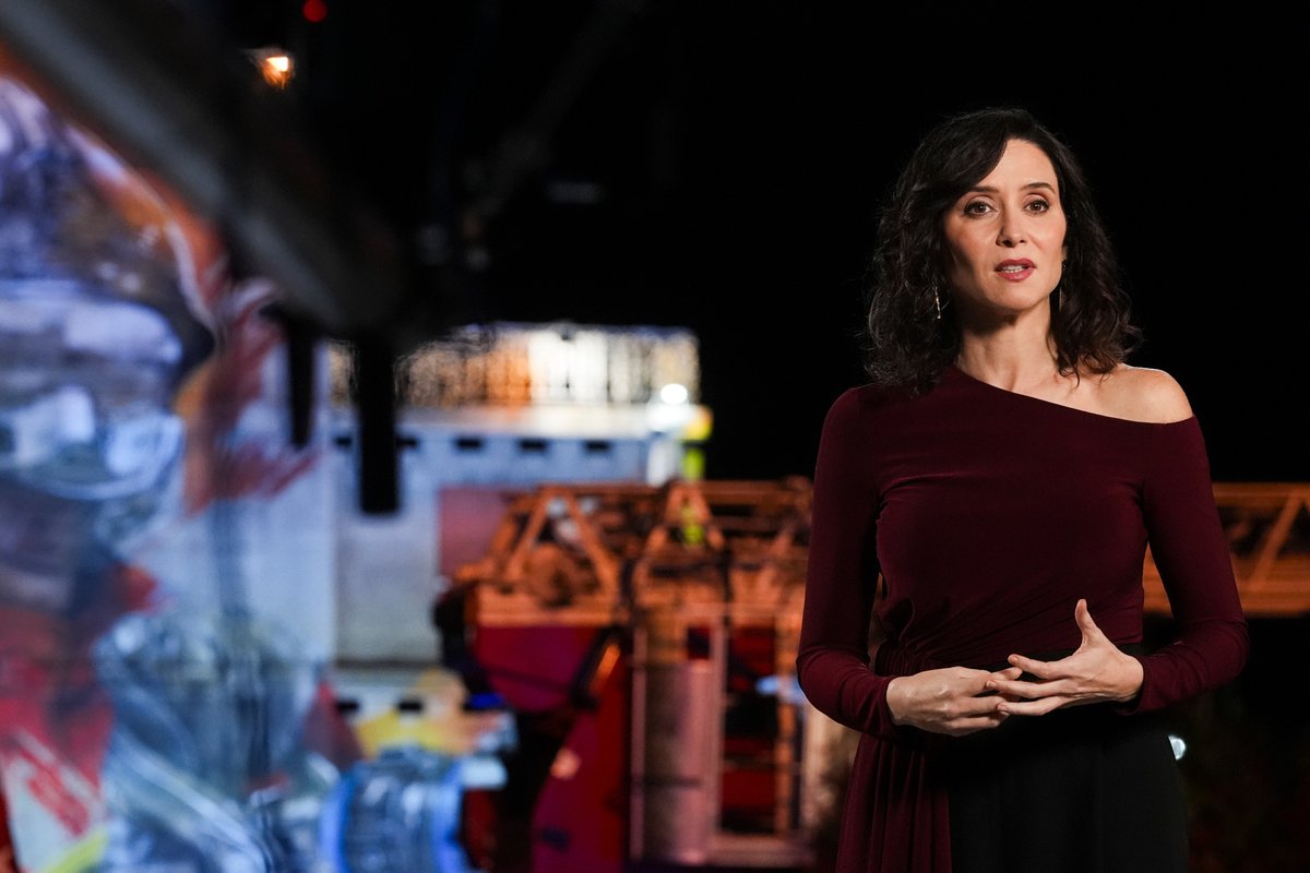 🔴 La presidenta Isabel Díaz Ayuso reivindica Madrid como la región más viva del momento, "sin sectarismos”. 👉 Mensaje de Fin de Año, desde el parque de #BomberosCM de Alcalá de Henares. #Feliz2026 🥳 +Info: