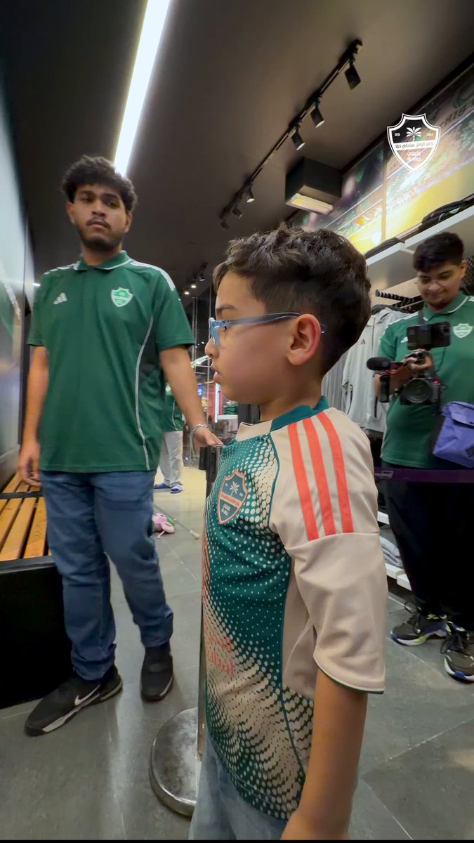 لحظة لن ينساها هذا الصغير مع نجمه المفضل فراس البريكان 💚 #الأهلي