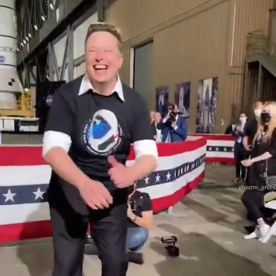 We need more happy Elon moments like this one :)