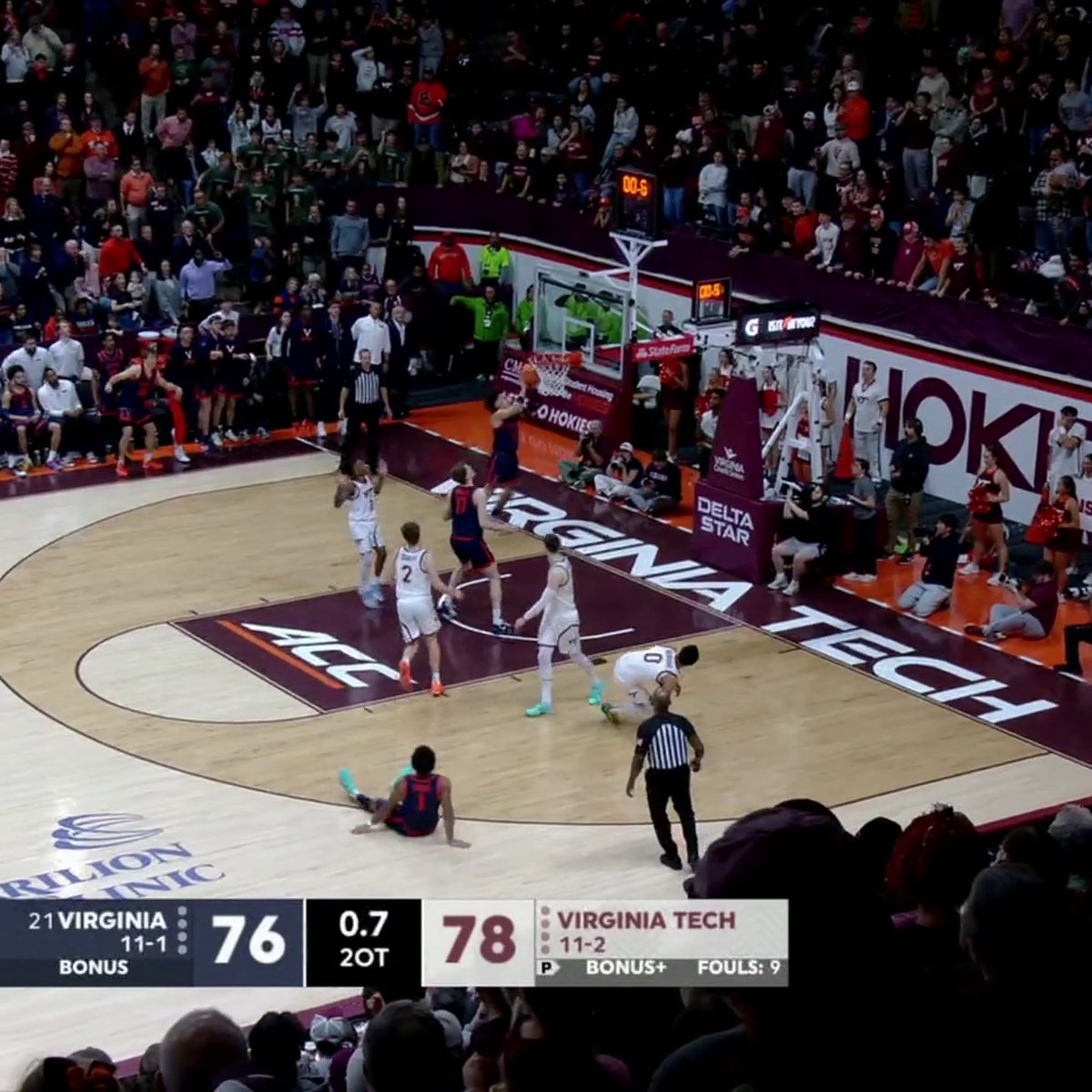 VIRGINIA SENDS IT TO TRIPLE OVERTIME AT THE BUZZER 😱 Watch No. 21 Virginia-Virginia Tech on ACC Network and the ESPN App 🚨