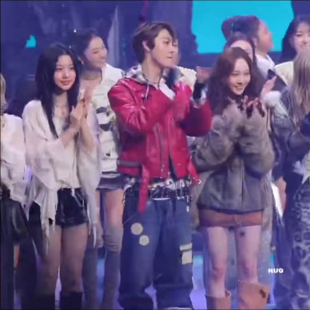 meovv celebrating the new year together and ella gave all the members a kiss😭🥺