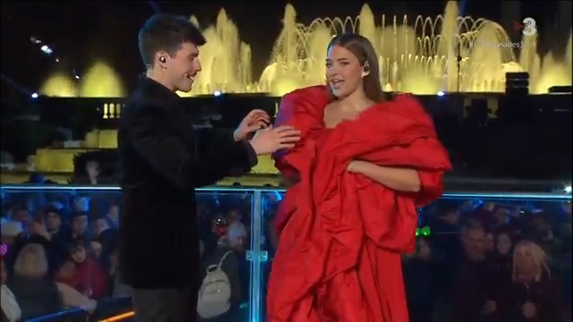 🟡 Per fi ha arribat el moment! Fora abrics! Mireu com brillen Laura Escanes i Miki Núñez! Què us semblen els vestits? 🤩 ▶️ 📲 #Campanades3Cat