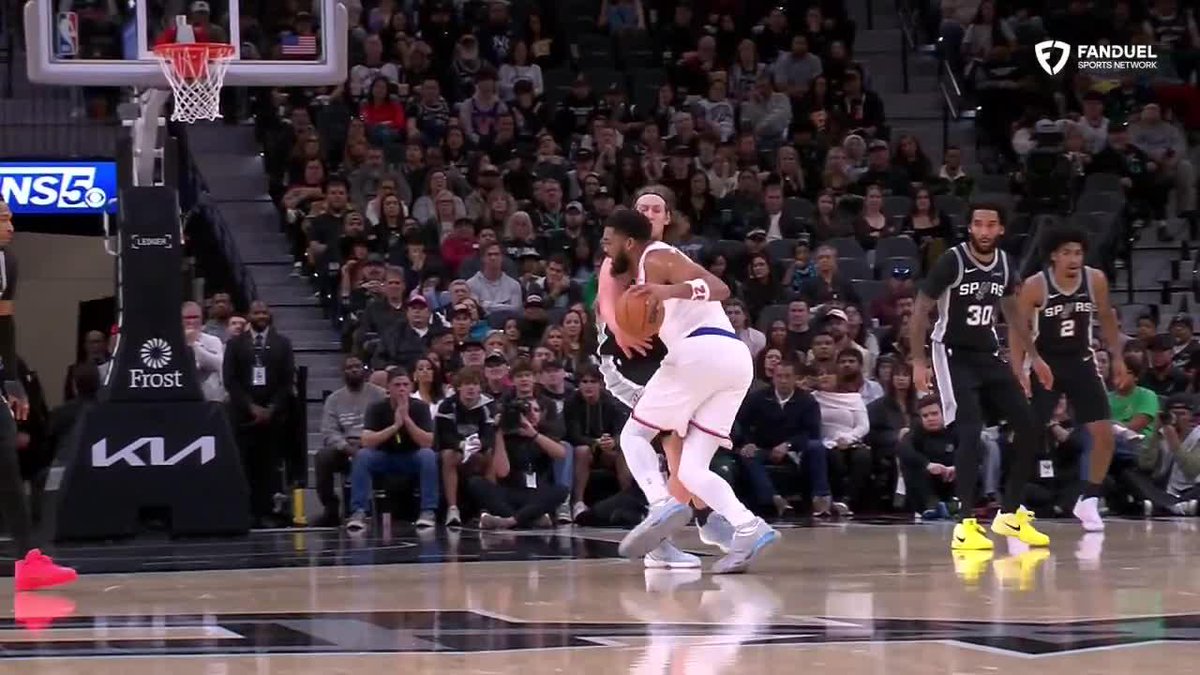 WEMBY THROWS DOWN THE ALLEY WITH ONE HAND 🤩
