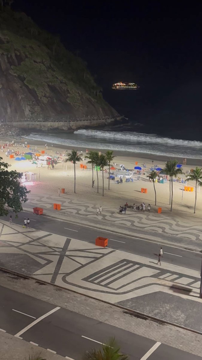 O RIO ACABOU. 3 milhões de pessoas ou 3 mil? Quase meia noite e tudo vazio VOU EMBORA DESSE LUGAR. Nenhum arrastão ainda. Decepcionante