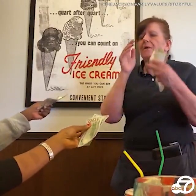 RANDOM ACT OF KINDNESS: A waitress working on Christmas Eve was brought to tears by a family seated at her table, giving her a stunning $500 tip for her hard work over the holidays 😭❤️