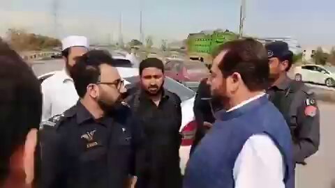 ناکوں پر تو اہلکار کھڑے ہوتے ہیں پھر اسمگلنگ کیسے ہوتی ہے؟ ایسے ہوتی ہے ان سیاسی دہشتگردوں کی سرپرستی میں ہوتی ہے👇 یہاں کوئی پولیس والا کھڑا نہیں ہوگا۔کیونکہ یہاں سے ہمارے افغانی دوستوں کا مال جاتا ہے۔اس روڈ پر دوبارہ نظر نہ آنا۔ پی ٹی آئی ایم این اے اقبال آفریدی