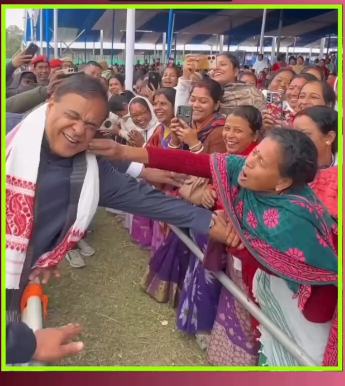 सारा दिन वोट चोर वोट चोर चिल्लाने से कुछ नहीं होता जनता का प्यार इसे कहते है ❤️ एक महिला ने हेमंत बिस्वा सरमा का हाथ पकड़कर अपने तरफ़ खींच लिया और उनके ऊपर ममतामयी स्नेह की बौछार कर रही है कितना खूबसूरत पल है ये !! नक़ली गांधी और उसके चमचो इस खूबसूरत वीडियो को ज़रूर देखना