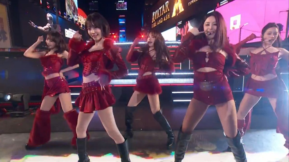 they don’t even have their serious performing faces on, they’re full on smiling.. i’m in tears