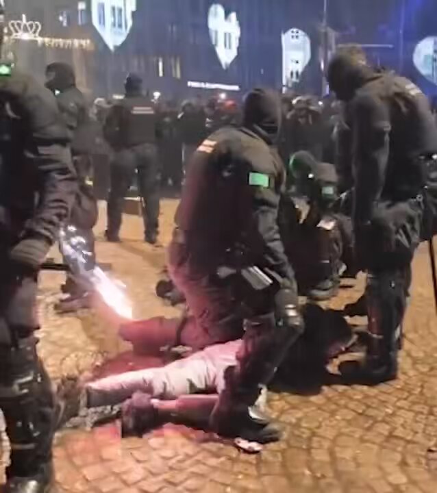 🌍 Hollanda'da yeni yıl kutlamalarında çıkan olaylara polis müdahale etti