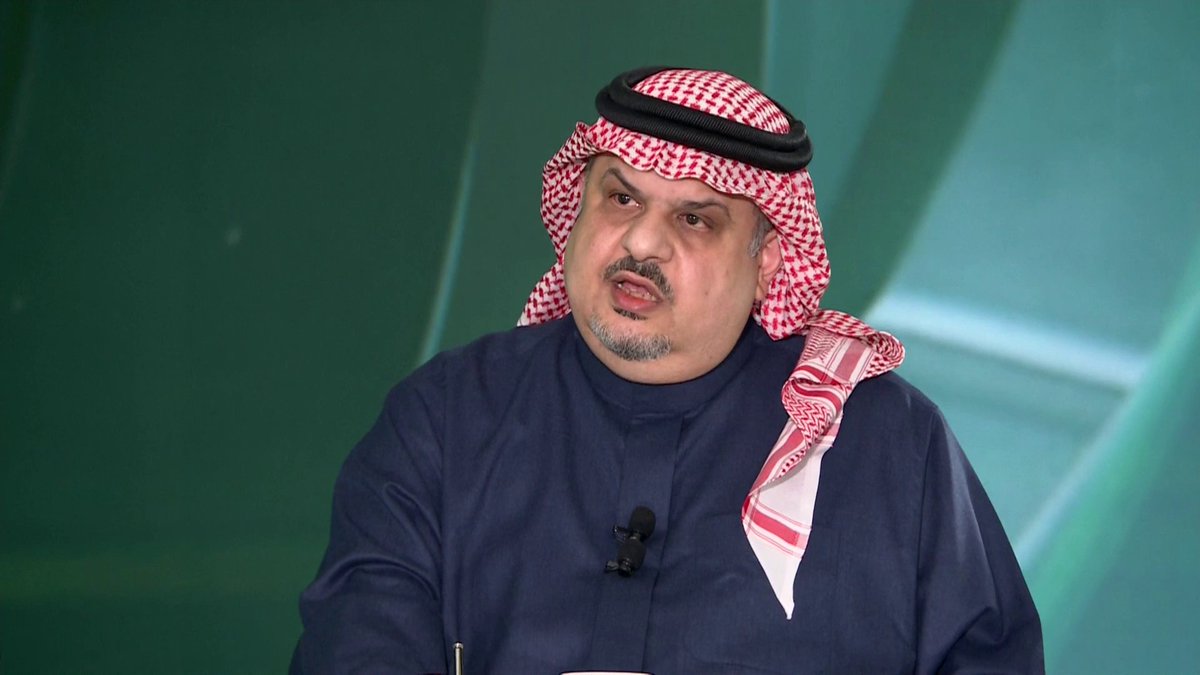 زلة لسان .. لم تمر على داهية الإعلام الأمير عبدالرحمن بن مساعد لما كنت وزير الهلال بتال القوس يعلق : هو الهلال منصب وزارة بصراحة 😎😁