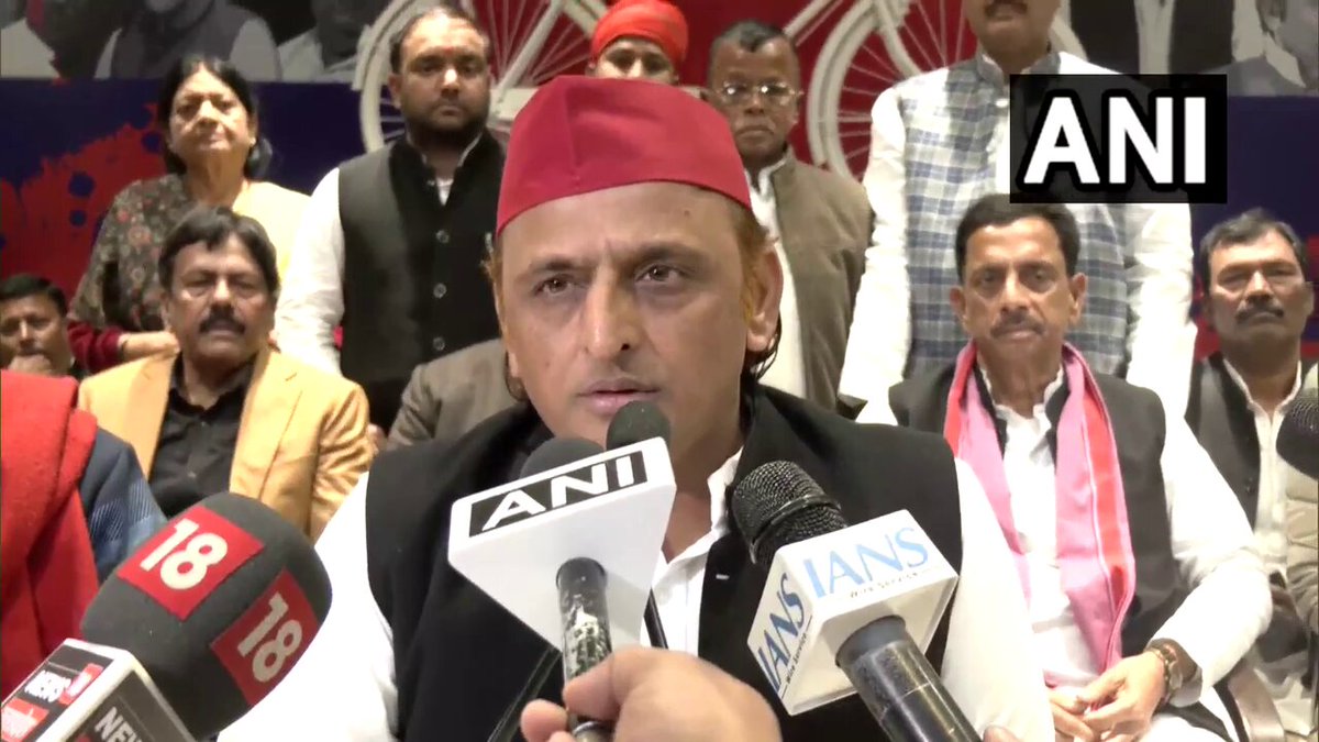 जिस इंदौर शहर को सबसे स्वच्छ घोषित किया वहाँ पर पानी पीने से दस लोग मर गए और कई बीमार है और इससे संबंधित सवाल पूछने पर बीजेपी वाले गाली गलौज कर रहे है ।
