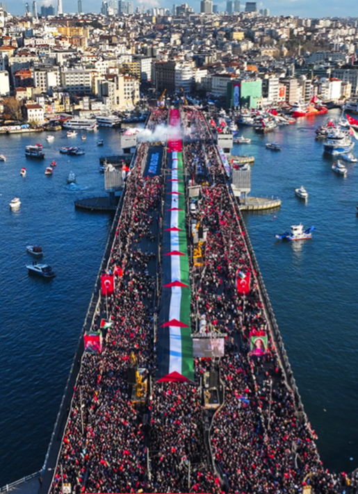 🇹🇷🇵🇸 İstanbul zulme karşı tek ses, tek nefes oldu. Soykırımcı İsrail'in Gazze'deki katliamına "dur" demek için yeni yılın ilk gününde yüz binlerce kişi Galata Köprüsü'nde bir araya geldi. #GazzeÇağrısı #JusticeForGaza