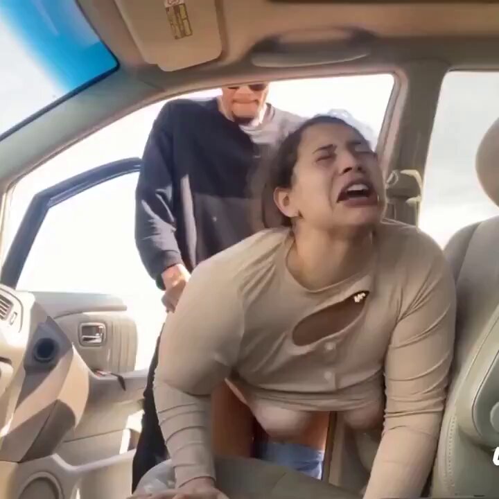 زوجتك طلبت مني أوصلها الدوام بس أنا ماتحملت هالجمال كله ووقفت بنص الطريق واغتصبت كسها وطيزها ونزلت داخل كسها لمن خلصت اعتذر منك ياديوث بس ماتحملت جمال مرتك