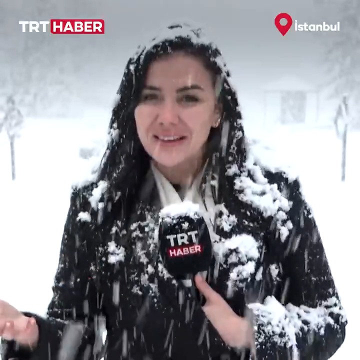 ☃️ İstanbul’da lapa lapa kar yağdı. Kentte etkili olan yağışın akşam saatlerinde etkisini daha da artırması bekleniyor.