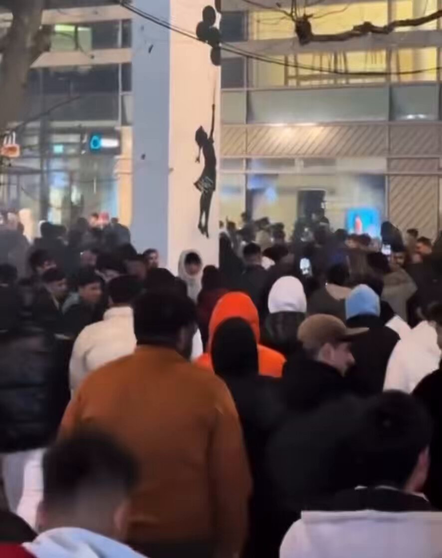 Anmerkung: Das erste Video ist wohl, gemäß Plakat, von 2024. Die anderen sind aktuell. Wenn man diese Bilder sieht, wird klar: Es reicht nicht, die Migration zu stoppen. Sie muss zu großen Teilen rückgängig gemacht werden. Und vor allem darf nicht mehr eingebürgert werden. Das ist ein Verbrechen an den Deutschen. Wir verlieren erst den öffentlichen Raum, dann unsere kulturelle Identität und schlussendlich unser gesamtes Land. Wo auf der Welt können sich Zuwanderer so aufführen? Das ist hier okkupiertes Land.