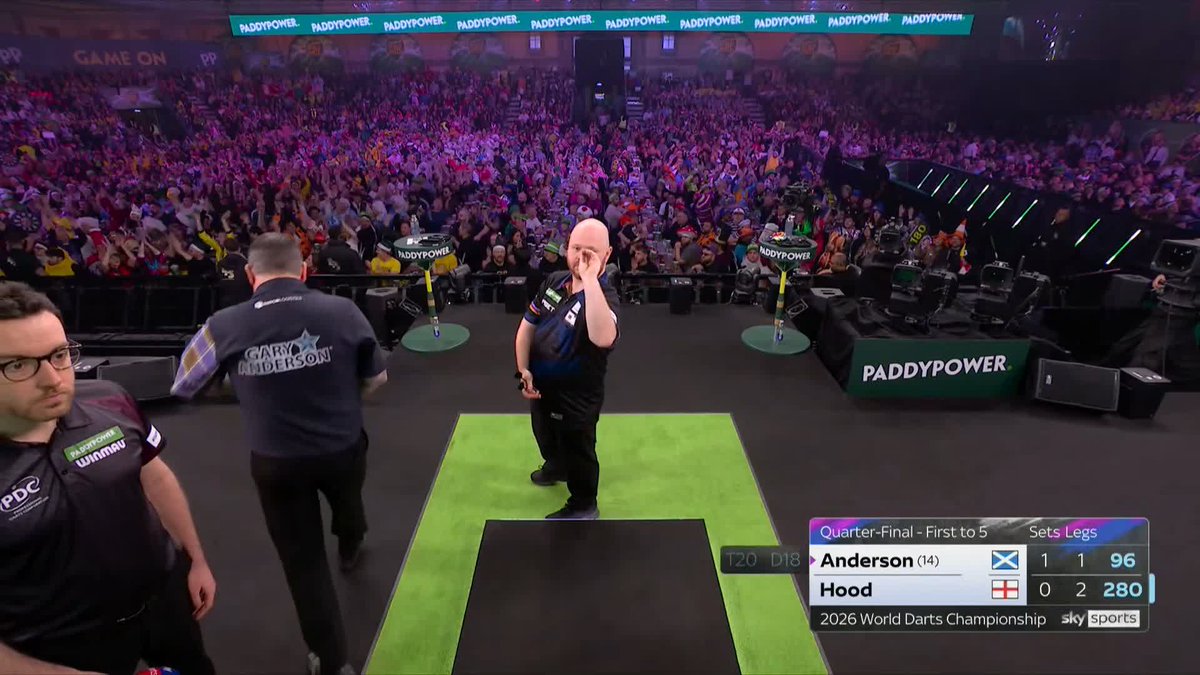 HOOD LEVELS!! Gary Anderson won the opening four legs, but Hood bites back to clinch set two and level this tie! 📺 #WCDarts | QF