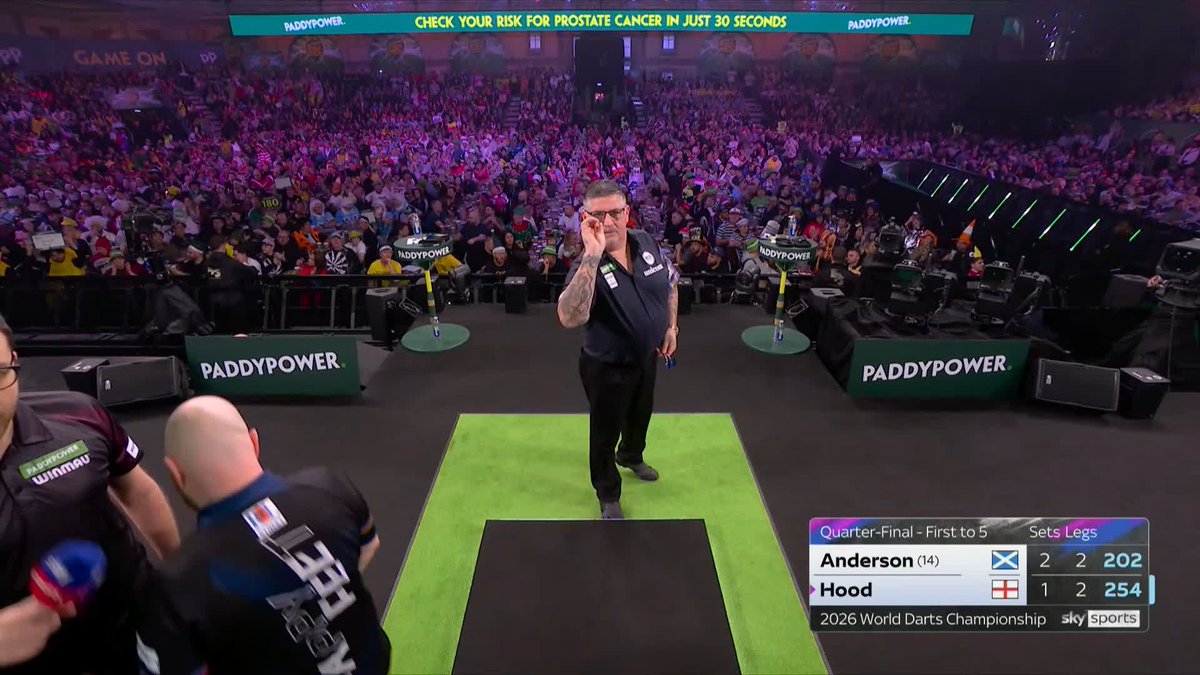 HOOD LEVELS AGAIN ✅ What a showman this guy is... An incredible 120 finish from Justin Hood to take set four, and he took his time about it! 📺 #WCDarts | QF