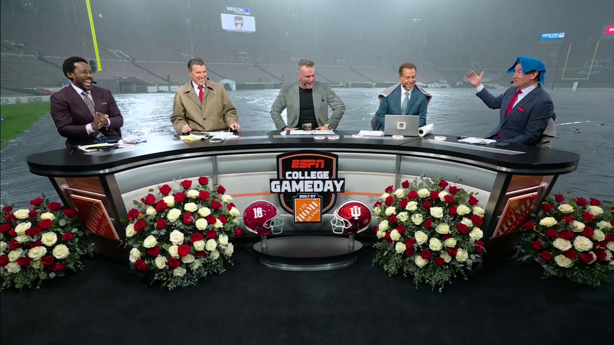 The rain has @recedavis, @kirkherbstreit and the College GameDay crew actin' up 🤣