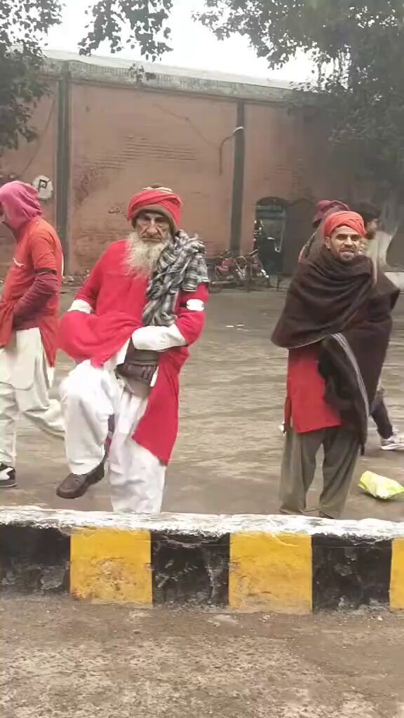 وزیر ریلوے نے قلیوں کے لیے خصوصی طور پر میڈیکل کی گاڑی بھیجی فری دوائیاں بھی دی گئیں