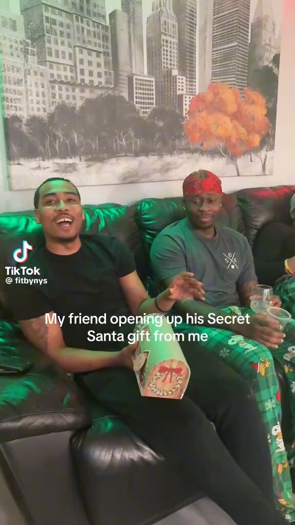 HIS FEET TAPS LMFAOOOOOOOO