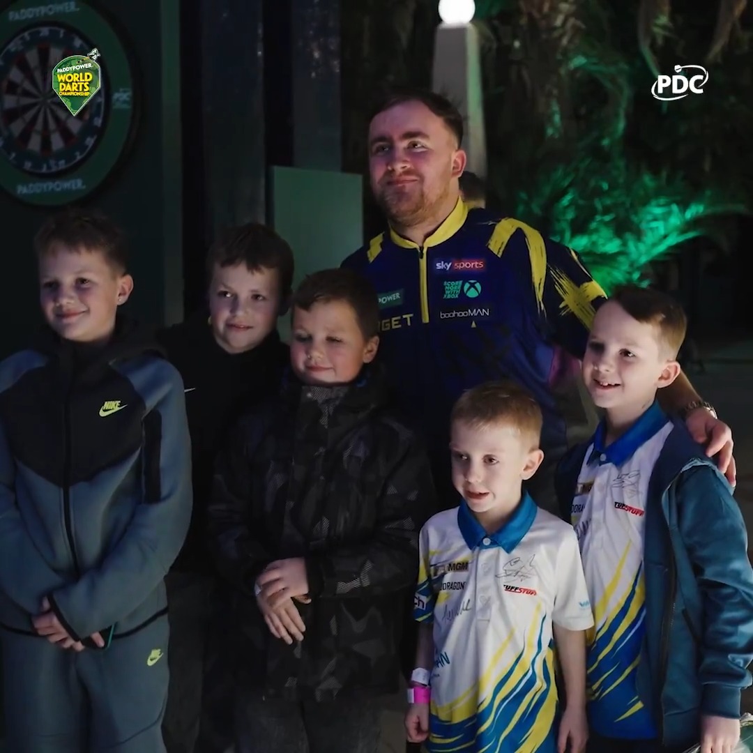 They say you never meet your heroes... 🫶 #WCDarts | Luke Littler