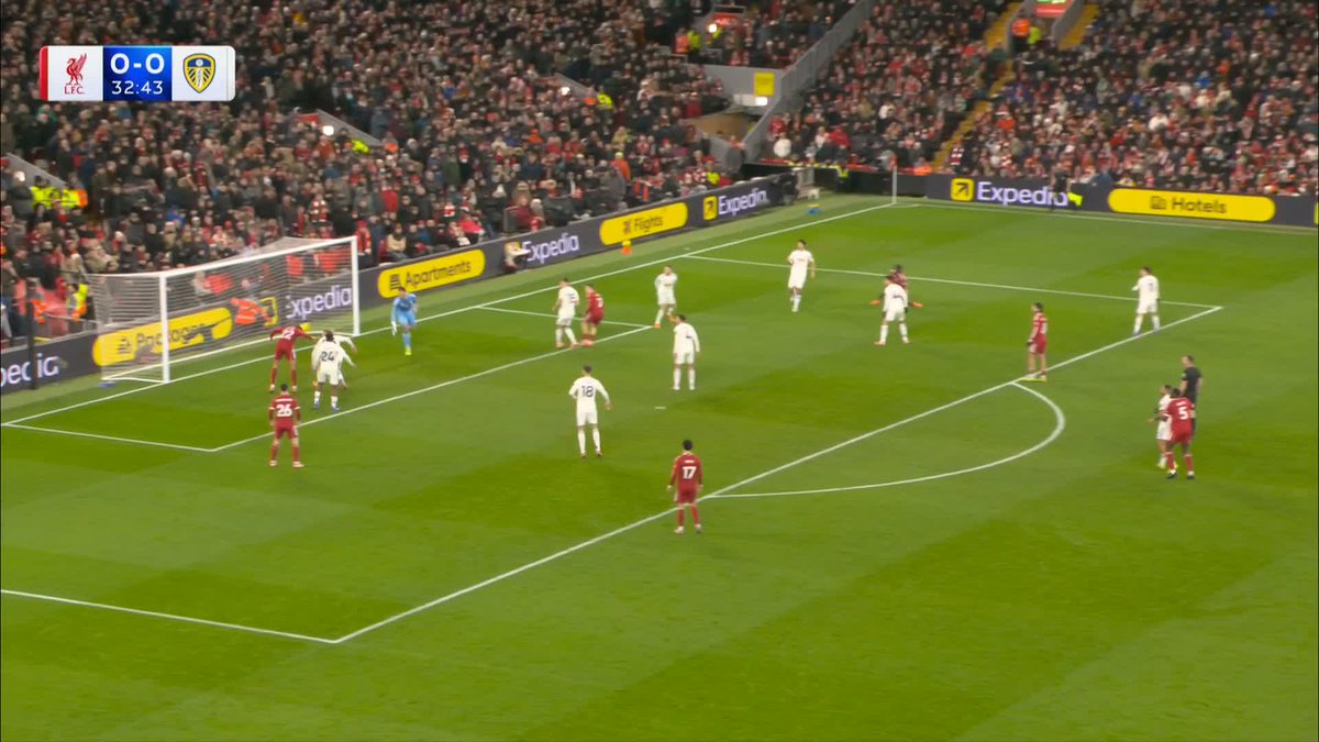 How has Hugo Ekitike missed from there? 🫨