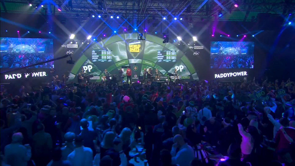 Some boos for Littler as he makes his way to the stage, but the fans can't help but join in with his walk-on song 🗣️ 🎶