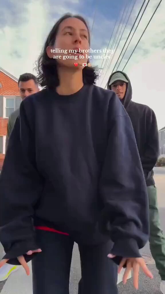 This sister had her brothers repeat everything she said… all was going smoothly until she made them say they were going to be uncles. Their reaction says it all. Pure gold. 🥰✨
