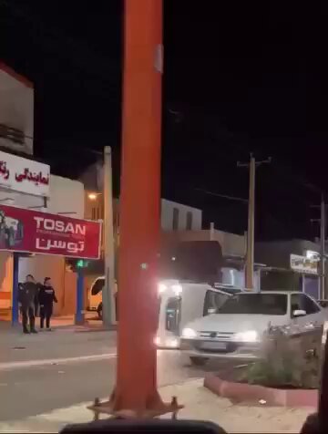 👁️🔥伊朗，反政府示威者在法尔桑，纵火焚烧了宗教警察大楼！ 🔥在克尔曼沙赫，手无寸铁的伊朗民众，正在使用灭火器制造烟雾，以迷惑政权暴徒的视线！ 🔥伊朗西部伊拉姆的亲沙赫、勇敢的抗议者掀翻了伊斯兰政权恐怖势力的车辆， 🔥勇士们反击后，伊朗政府巴斯基民兵遭到燃烧弹袭击并起火！ 🔥全国反政权、亲巴列维的起义，在第5个晚上迅速蔓延，有政权经济崩溃的迹象。 反击不断地在到来‼️ #伊朗革命进行中✊✊