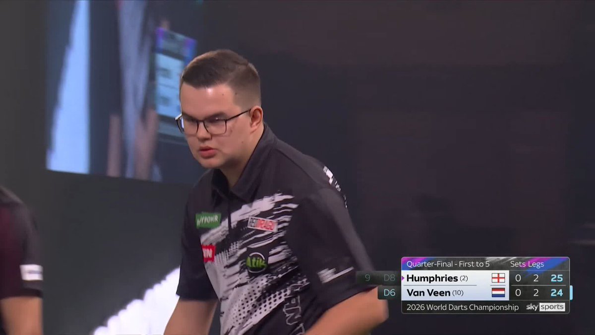 VAN VEEN WINS SET ONE! Fine margins... Luke Humphries wires the bull for a stunning 167, before Van Veen pins double six to clinch the opening set against throw! 📺 #WCDarts | QF