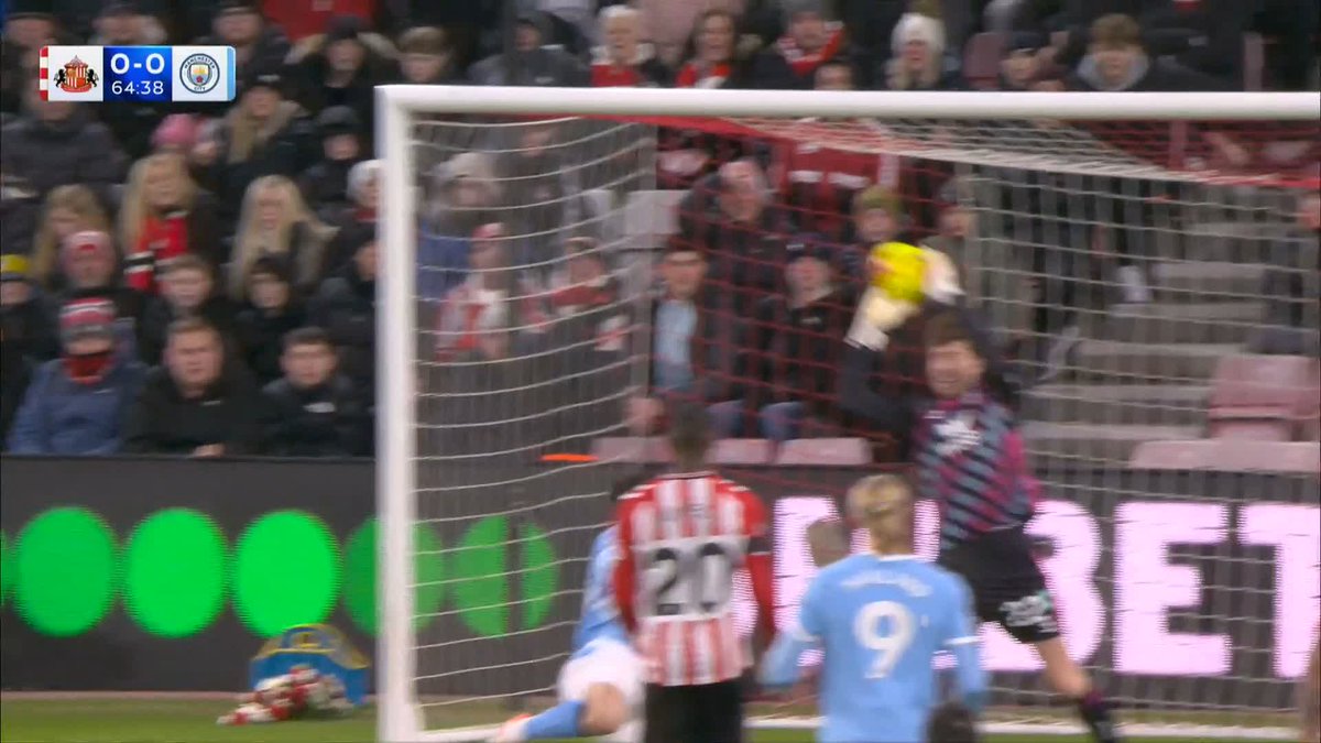 Another stunning save from Robin Roefs! 🤯