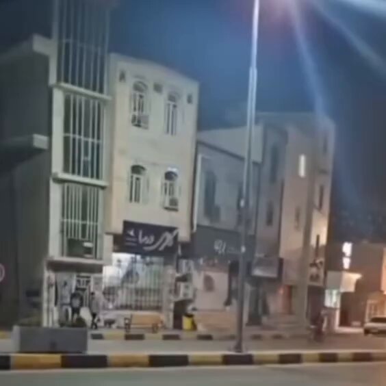 Tous les héros ne portent pas de cape. Cet homme scandant « longue vie au Shah » a dans ses mains le veritable drapeau de l’Iran, celui du lion et soleil. Drapeau interdit en 1979 par Khomeini et remplacé par « Allah » et des prières en arabe . Brandir ce drapeau en Iran demande un courage immense. Et c’est un incroyable symbole de lutte et de résistance contre l’occupant islamiste