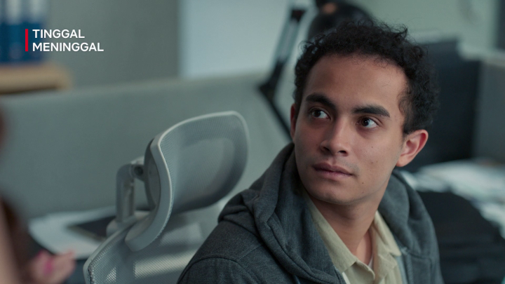 Kebingungan seorang introvert yang awkward. Tonton film Tinggal Meninggal yang udah masuk Netflix!