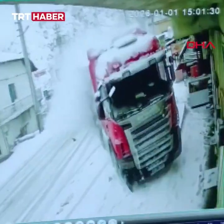 Tokat'ta kar yağışı nedeniyle kontrolden çıkan tır eve çarptı.