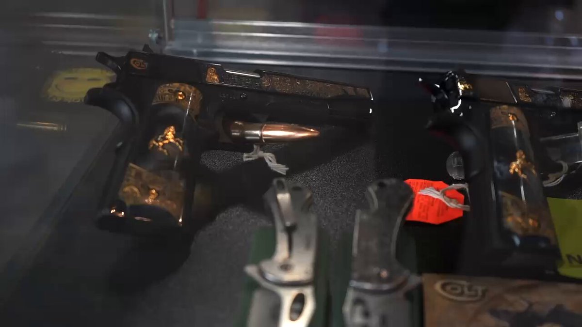 🔫 🇲🇽🇺🇸 El otro día entre la frontera de México y Estados Unidos me topé con estas pistolas Colt 1911… No voy a decir que sean para capos del narco, pero yo no pagaría 13.000$ por “El Presidente” o “La Santa Muerte”.